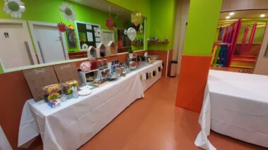 Amplio comedor y espacio de juegos