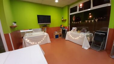 Amplio comedor y espacio de juegos